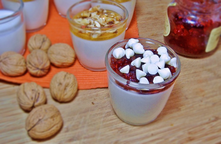 Panna Cotta de yogurt con mermelada de frambuesas y chocolate blanco