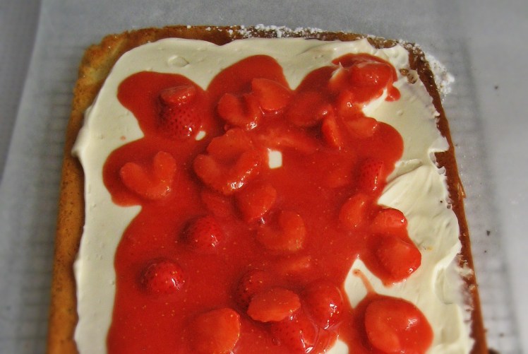 Brazo de gitano con fresas y queso