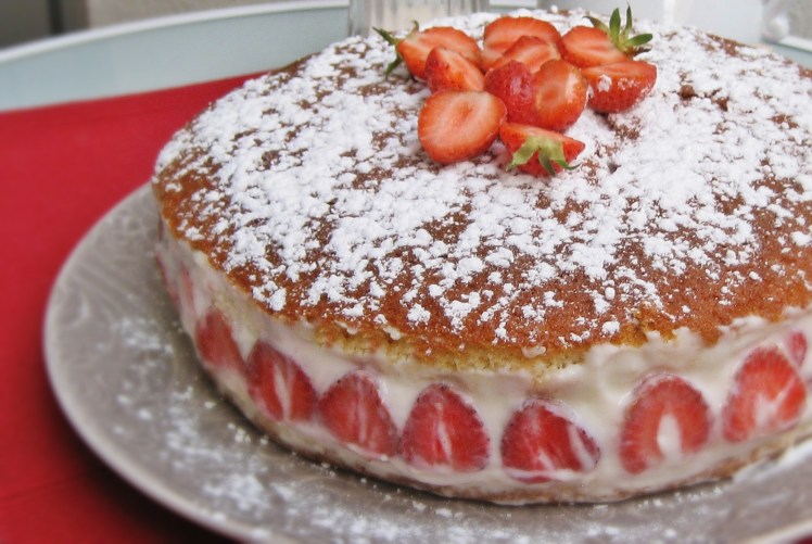 Tarta de fresas y chocolate blanco