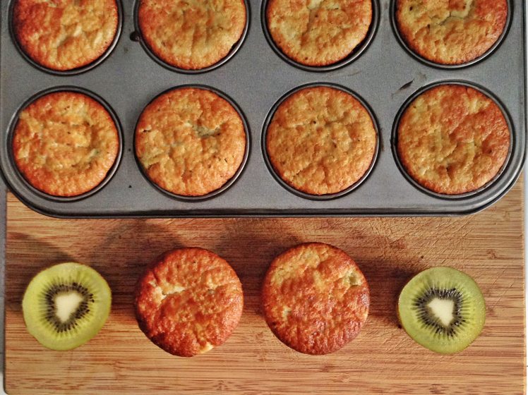Magdalenas de almendra y kiwi