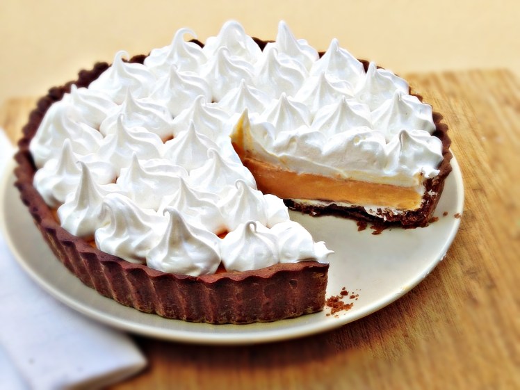 Tarta de naranja cacao y merengue