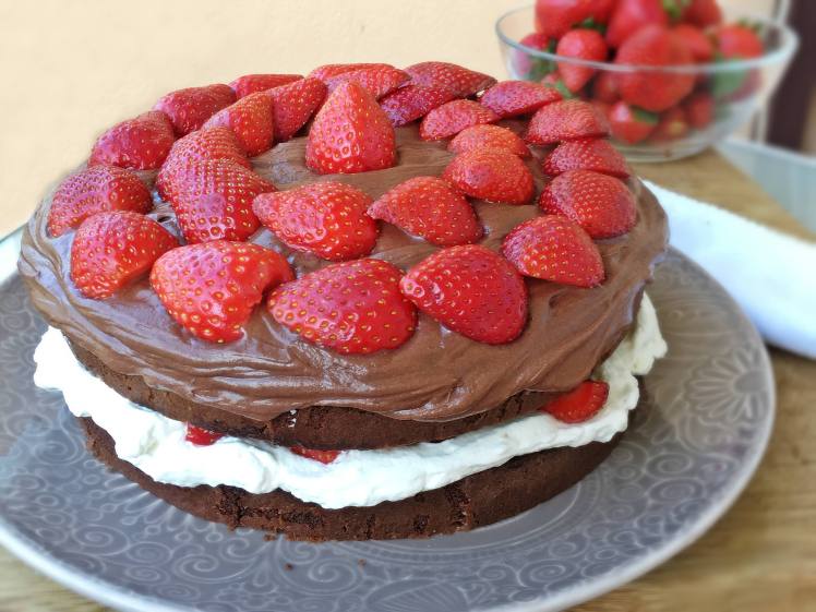 Tarta de chocolate, nata y fresas -1