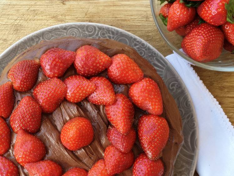 Tarta de chocolate, nata y fresas -2